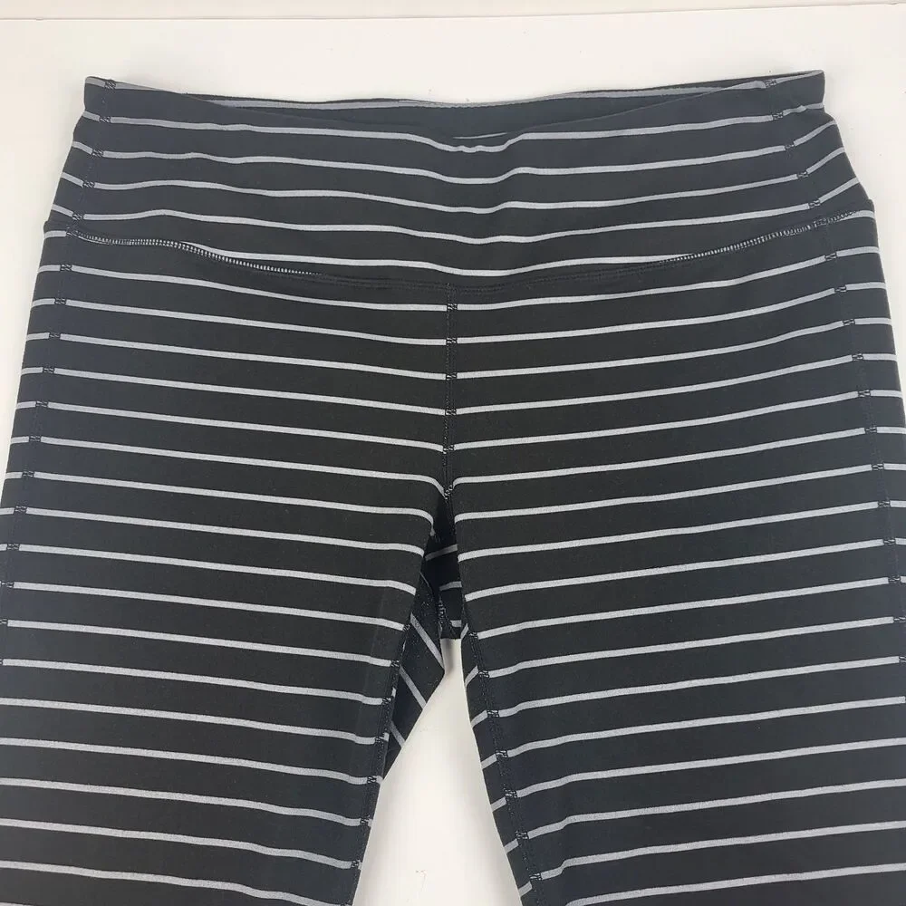 Athleta Striped Chaturanga Capri Leggings High rise Size large Black
